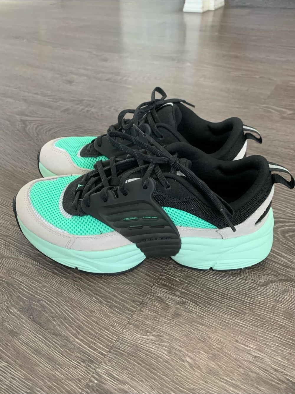 Jordan big kids Trunner o/s Mint Teal and Black Athletic Sneakers